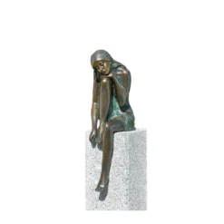 Rottenecker Bronzefigur Frau Emanuelle Auf Granitstele