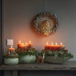 Adventsgesteck Ebony, Ca. Ø33/H26 Cm 6 Adventsgesteck Ebony, Ca. Ø33/H26 Cm -Angebote Biohort Store 6424634 6424642 6424659 WE MO 001 EbonyAdvent2022