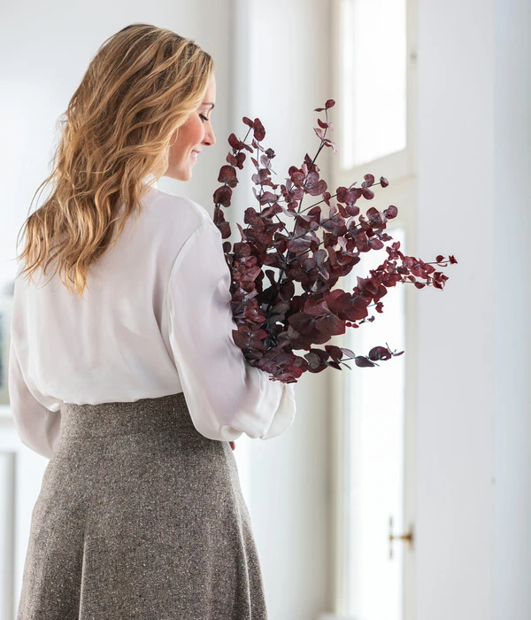 Trockenblumenbund Eukalyptus, Dunkelrot 4 Trockenblumenbund Eukalyptus, Dunkelrot – Bild 2